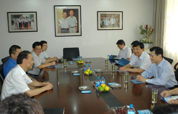 江苏银行董事长黄志伟来ag真人国际考察