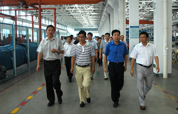 安徽省潜山县党政代表团一行百余人来ag真人国际集团旅行考察