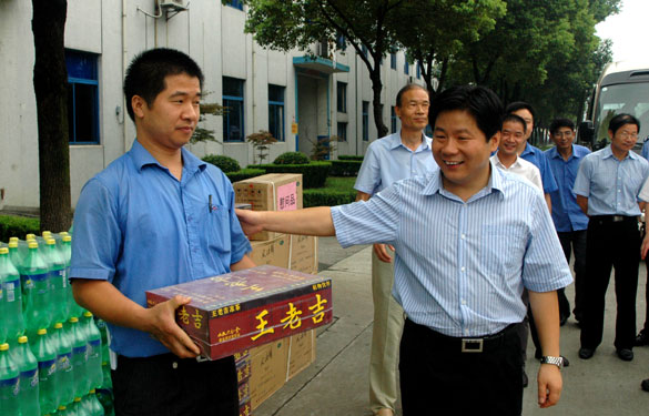 溧阳市代市长苏江华等向导慰问ag真人国际一线员工