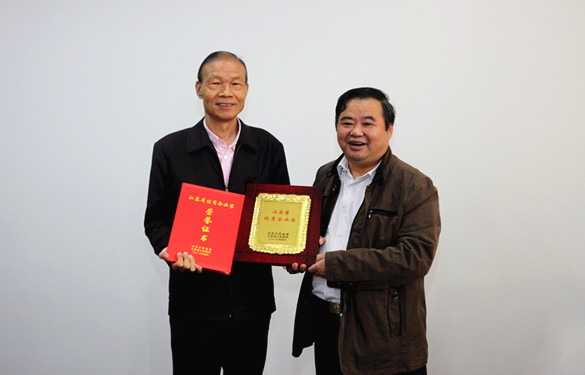 2016年10月12日，，，，，常州市经信委副主任潘仁贤一行来ag真人国际电缆旅行调研，，，，，并为集团董事长丁山华揭晓江苏省优异企业家奖牌