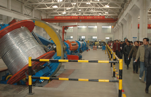 “ag真人国际电缆班”学生和家长百余人来公司旅行学习