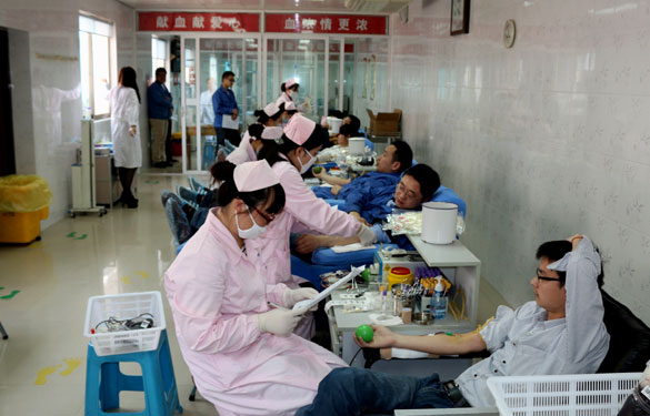 ag真人国际员工无偿献血迎“五一”