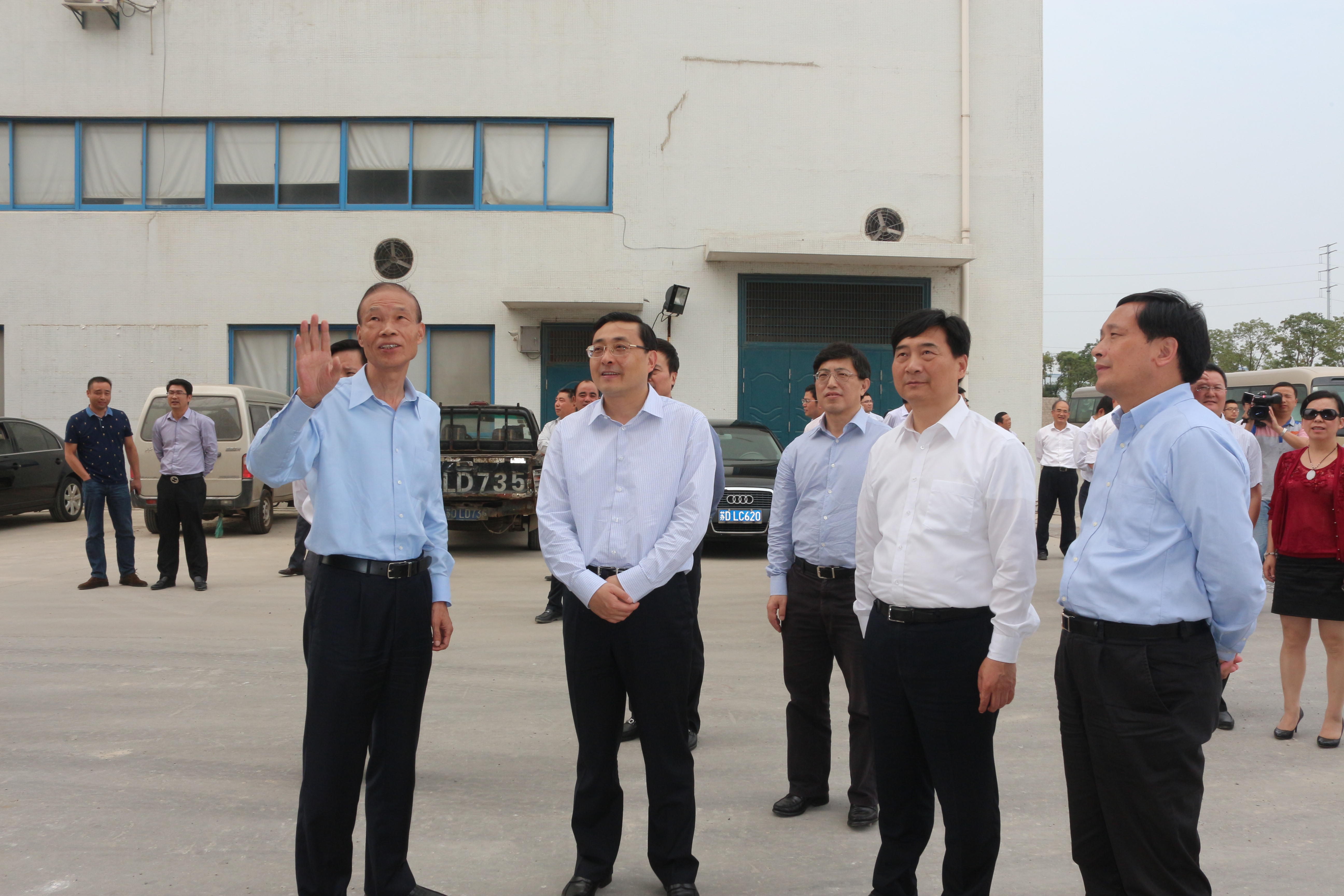 10月10日，，，，，，常州市市长费高云一行来ag真人国际电缆督查西厂区三期工程建设情形